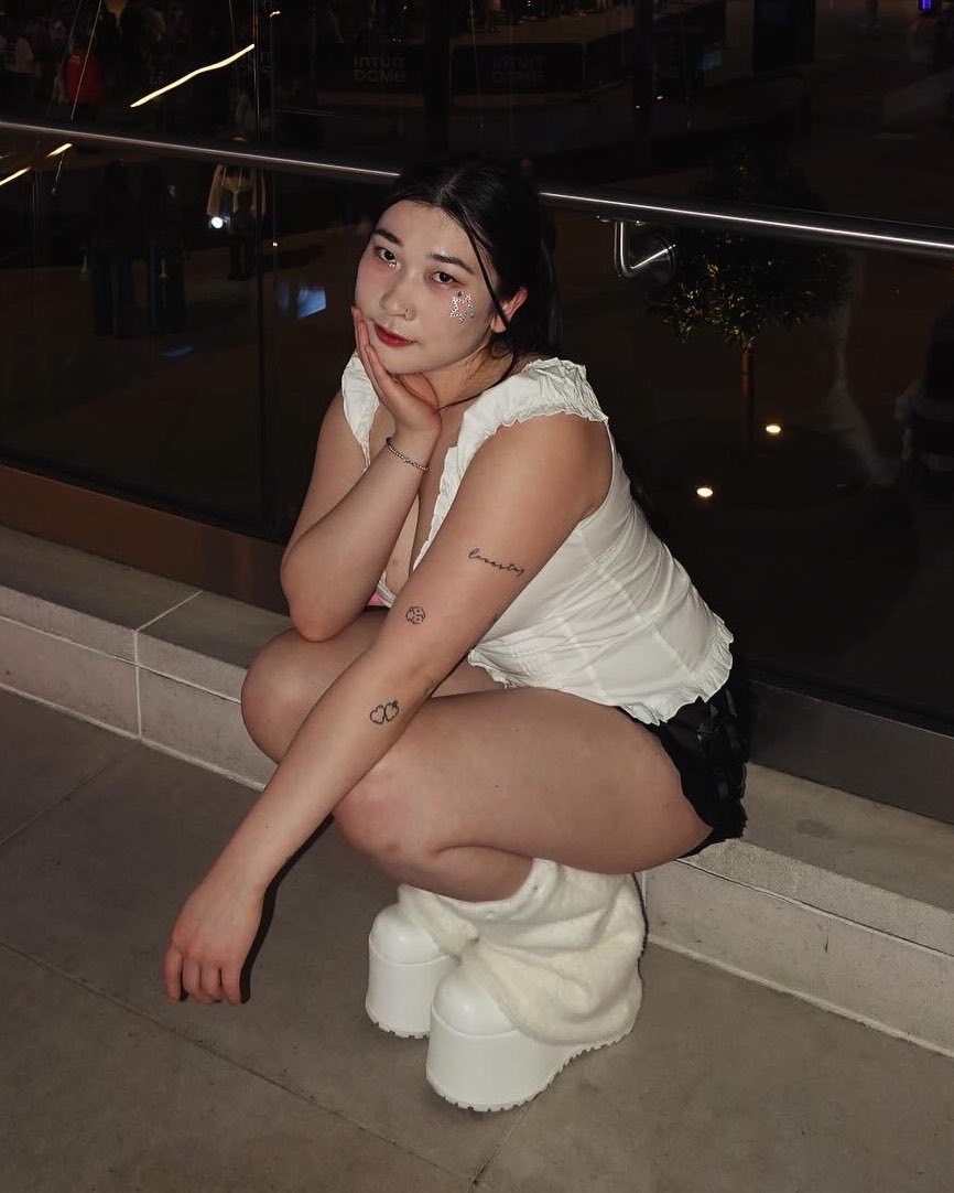 bella | hudson tramp stamp truther tweet media