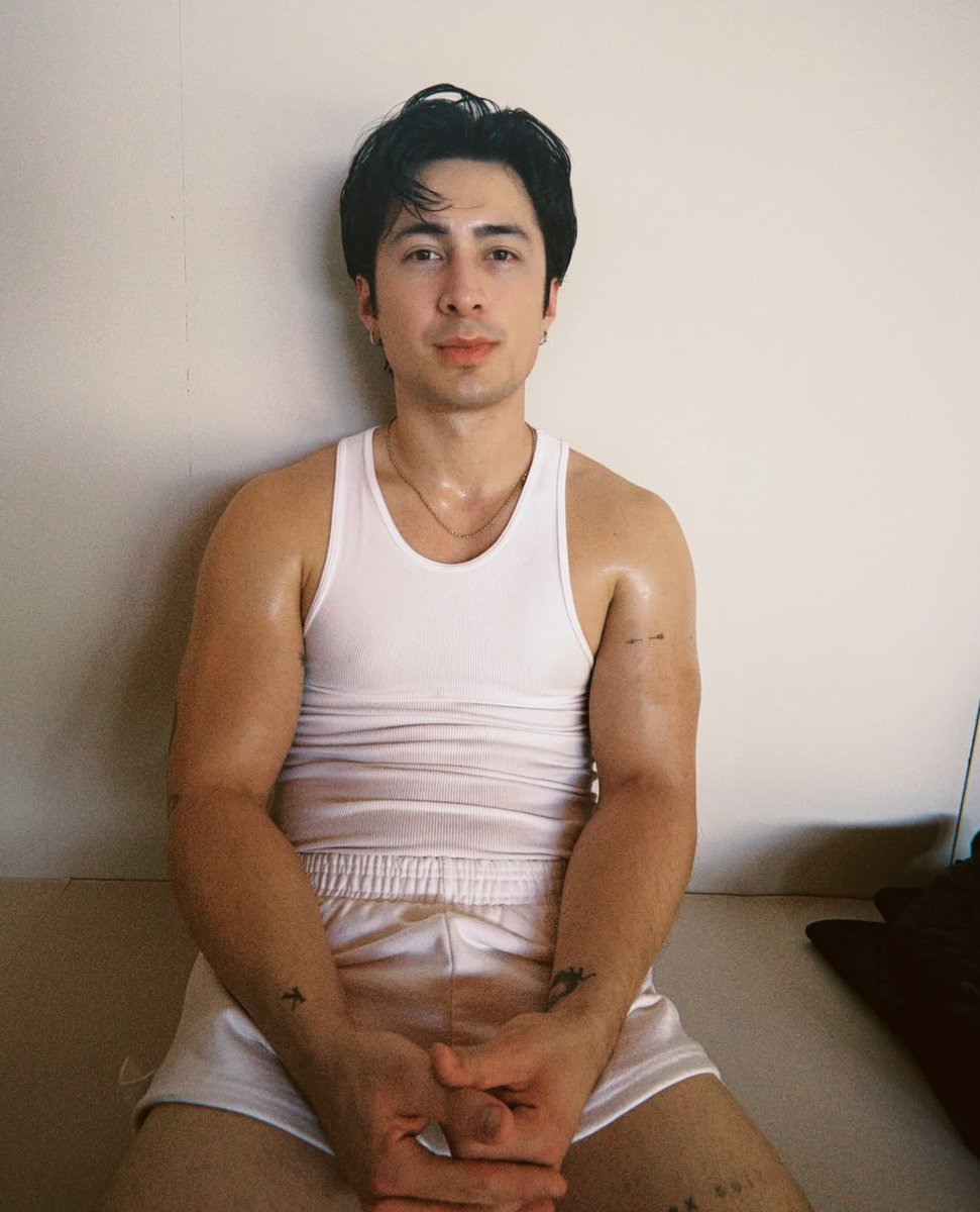 bella | hudson tramp stamp truther tweet media