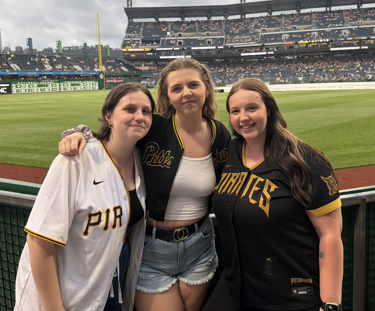 selena ♡ tweet media