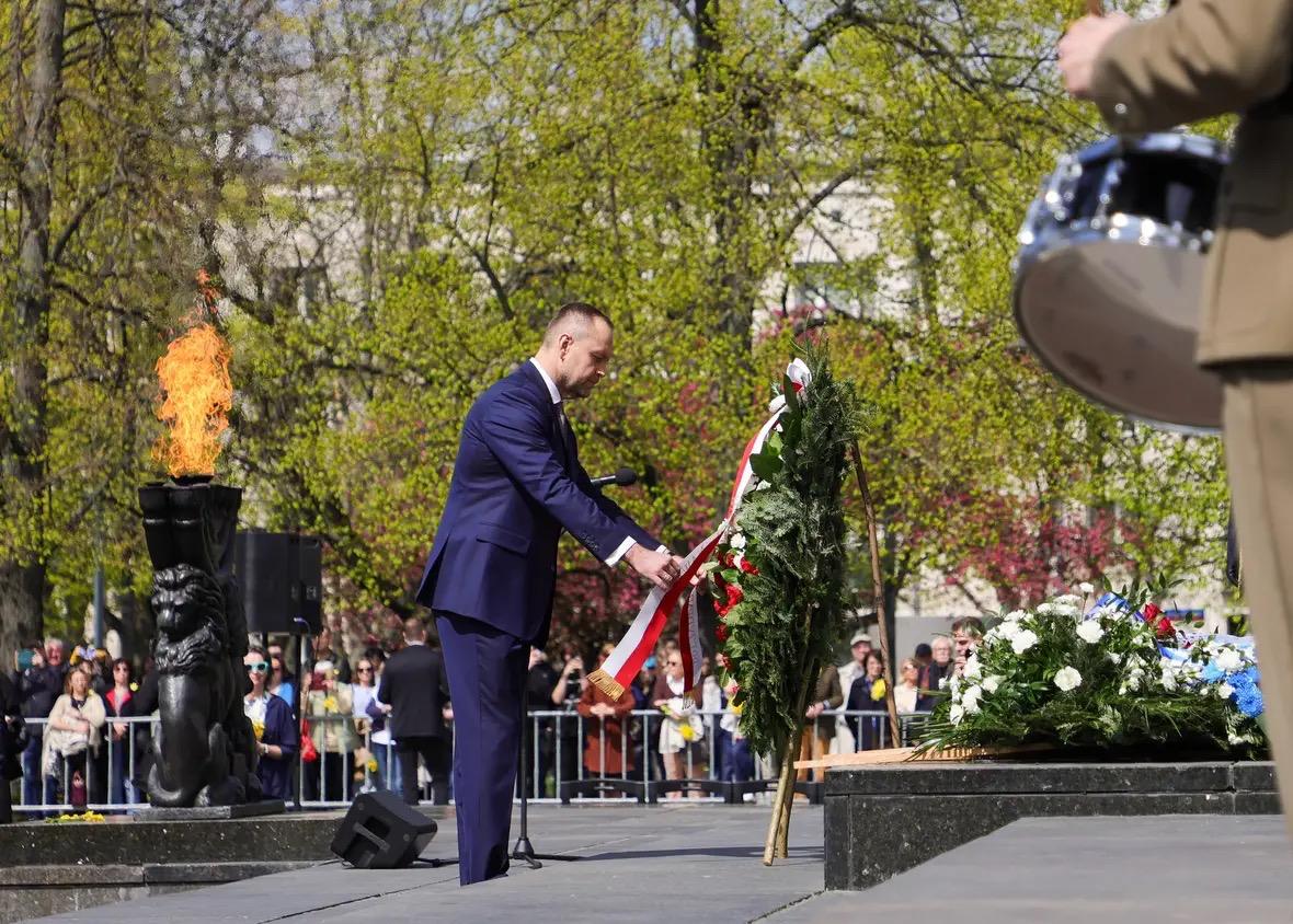 AJC_CE's tweet photo. Today, the Director of Shapiro Silverberg AJC Central Europe Institute, Agnieszka Markiewicz, represented  @AJCGlobal  at the commemoration of the Warsaw Ghetto Uprising in Warsaw.

Together with Holocaust Survivors, Jewish community leaders, President of Poland @NawrockiKn, Mayor of Warsaw @trzaskowski_, Speaker of the Parliament @wlodekczarzasty, other dignitaries, representatives of ministries, diplomats, and the people of Warsaw, we stood in solemn tribute to the Jewish fighters who chose resistance in the face of annihilation.

As sirens echoed across the city, Warsaw fell into a profound stillness. In that charged moment, bound by memory and reverence, we honored their courage, their defiance, and their humanity.
