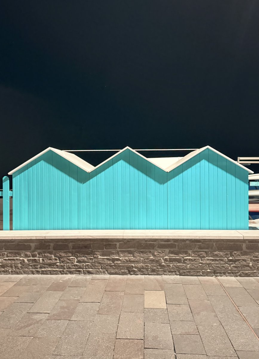 Alonein43672278's tweet image. #photography #cabins #night #color #wall