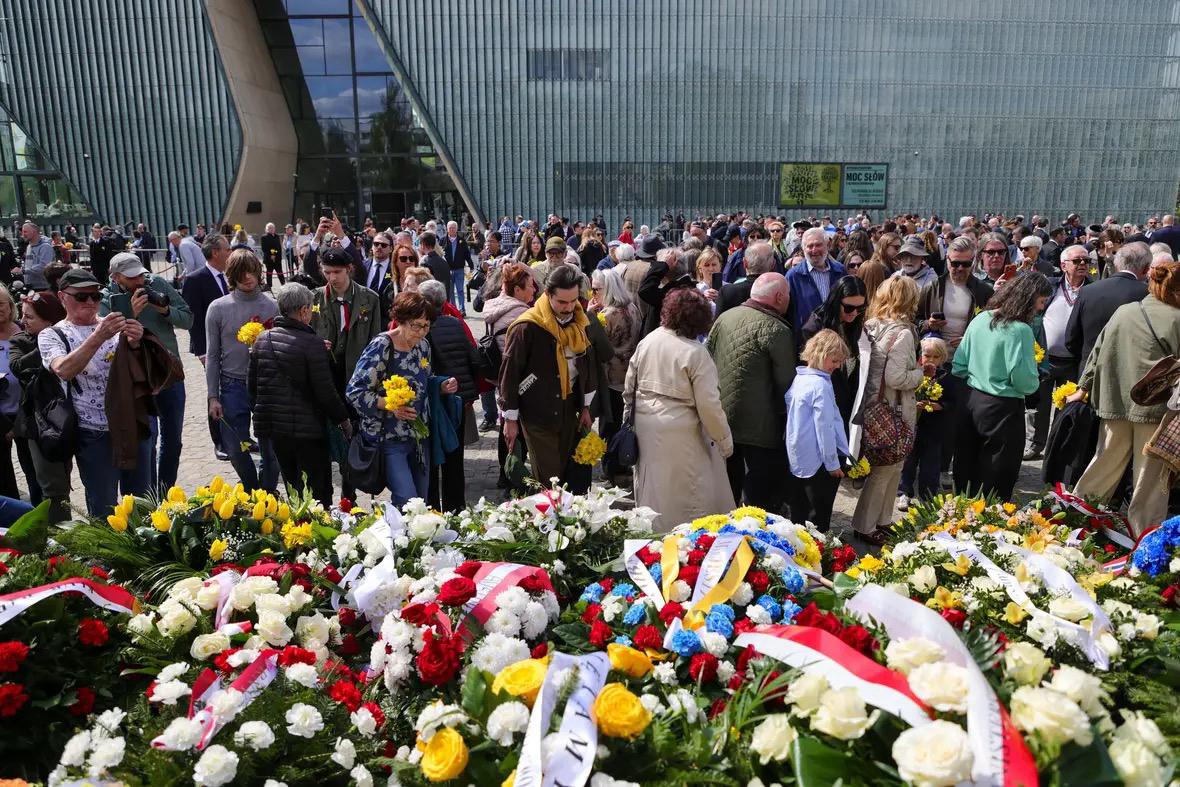 AJC_CE's tweet photo. Today, the Director of Shapiro Silverberg AJC Central Europe Institute, Agnieszka Markiewicz, represented  @AJCGlobal  at the commemoration of the Warsaw Ghetto Uprising in Warsaw.

Together with Holocaust Survivors, Jewish community leaders, President of Poland @NawrockiKn, Mayor of Warsaw @trzaskowski_, Speaker of the Parliament @wlodekczarzasty, other dignitaries, representatives of ministries, diplomats, and the people of Warsaw, we stood in solemn tribute to the Jewish fighters who chose resistance in the face of annihilation.

As sirens echoed across the city, Warsaw fell into a profound stillness. In that charged moment, bound by memory and reverence, we honored their courage, their defiance, and their humanity.