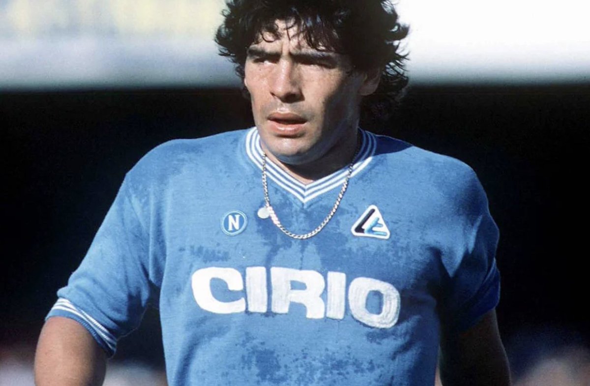 napolista's tweet image. 37 anni fa #Maradona trasformò un riscaldamento in un concerto. Scarpini slacciati, "Live is Life", 73.000 tedeschi ammutoliti. Poi il #Bayern fu distrutto. Nessuno ha ancora capito come facesse.

Hoeness lo voleva al Bayern. Augenthaler lo chiamava "Maratonna". Poi Maradona
