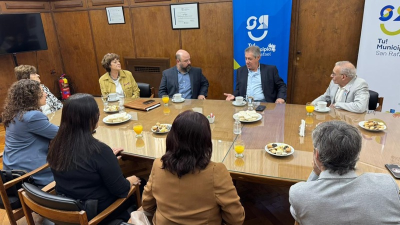 📌 Félix se reunió con integrantes del Club Sirio Libanés dlvr.it/TS6fD5