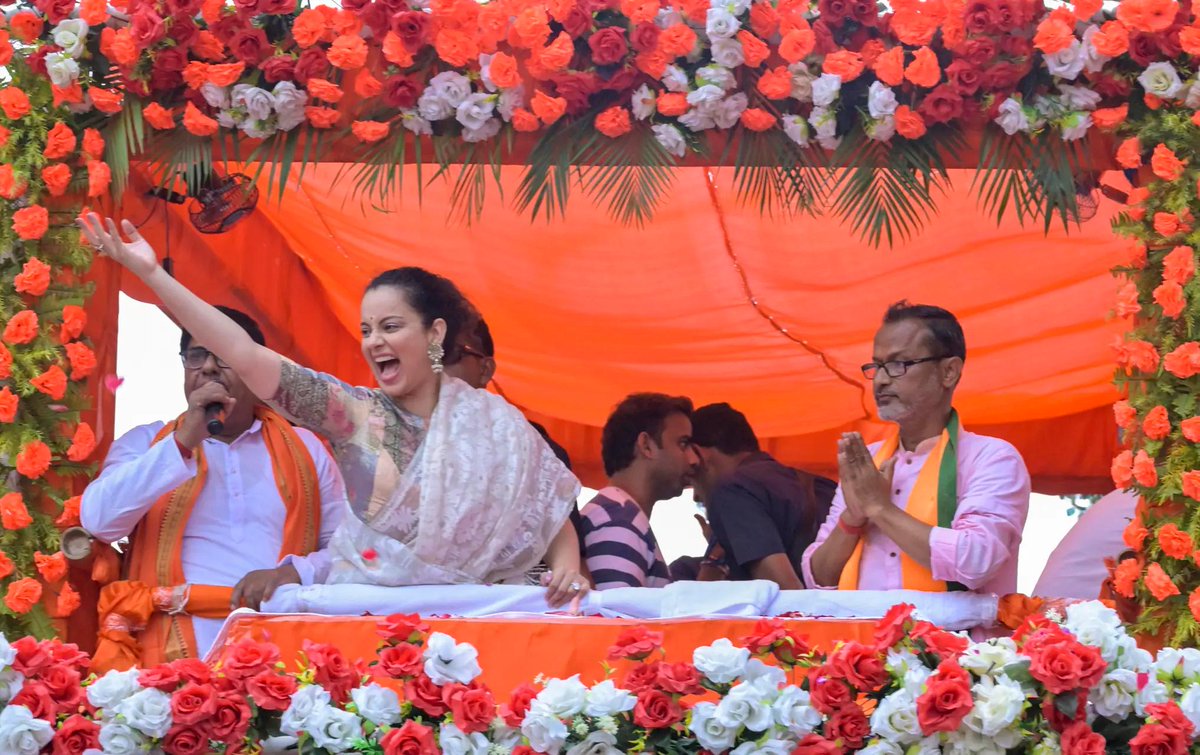 timesofindia's tweet image. #InPics | #BJP MP #KanganaRanaut during a roadshow in #Raiganj