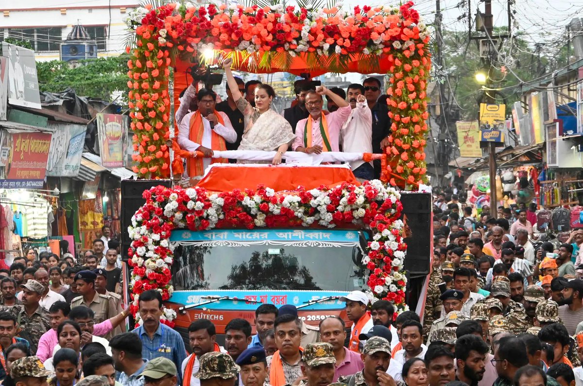 timesofindia's tweet image. #InPics | #BJP MP #KanganaRanaut during a roadshow in #Raiganj