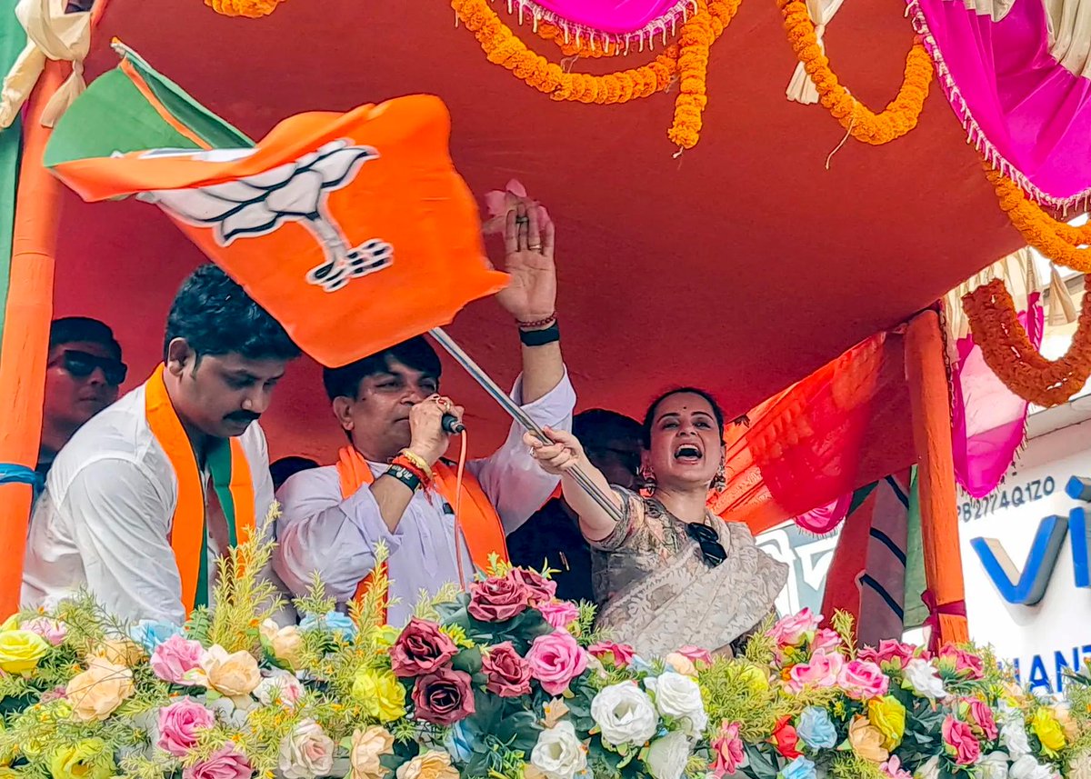 timesofindia's tweet image. #InPics | #BJP MP #KanganaRanaut during a roadshow in #Raiganj