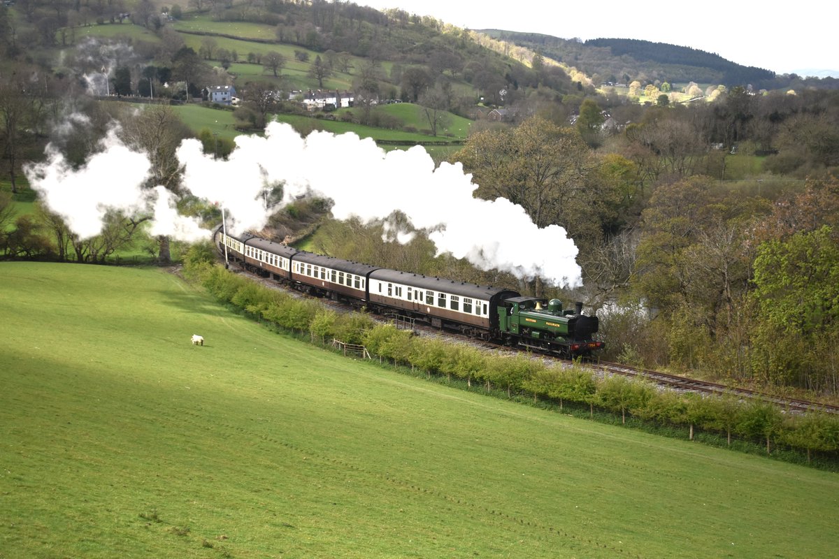 JeffAlbiston's tweet image. Ex-GWR Pannier Tank 7754 departs from Glyndyfrdwy with the 11.28 to Llangollen.
📆 Sun 19th April 2026
📷 My photo.
#steamlocomotive #NorthWales #photography