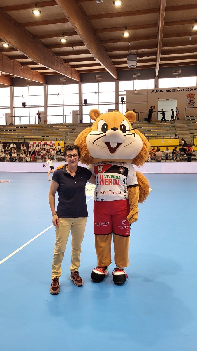 SReoyo's tweet photo. Fin de semana en Nava de La Asunción.  Final Infantil Femenina de @FCYLBM . Gracias a los 4 equipos por la colaboración. Gracias a los arbitros y anotadores por su labor.  Y cómo no agradecer a "Piñon" su aliento a las aficiones.  #siemprebalonamano https://t.co/eQ3Rdi62or