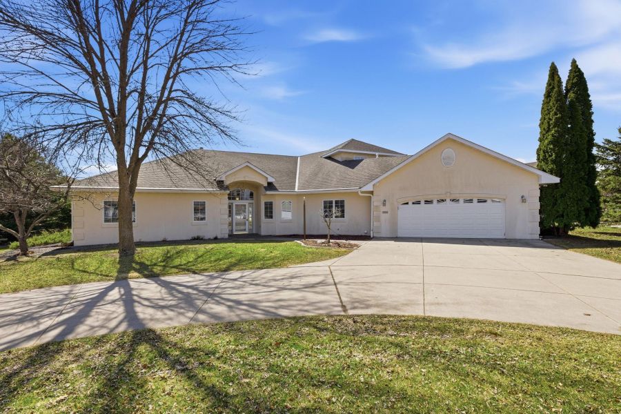 mnhometown's tweet photo. Hometown Realty Featured 2026 Property of the Week 17. 1320 Heritage Avenue NW, Hutchinson, MN. MLS# 7044502.
#hometownrealty #hutchinsonmnrealtors #homesforsalehutchinson #housesforsalehutchinson #realestatehutchinson 
https://t.co/9ROnk6vPY4 https://t.co/5pBvL46doJ