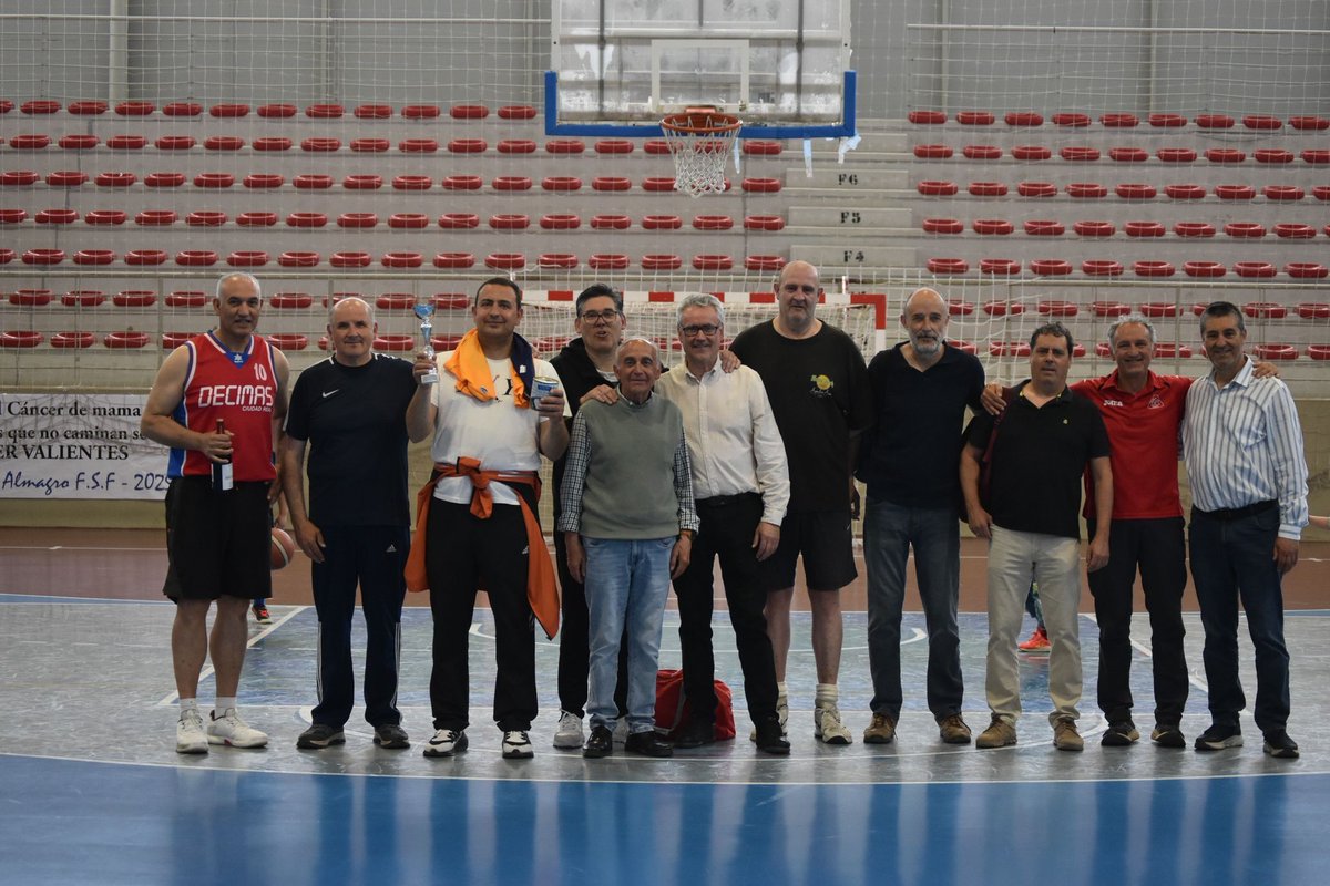 AlmagroAyto's tweet photo. El CB Almagro celebró su 40º aniversario con una jornada de reencuentros, emoción y baloncesto foto de familia en el Corral de Comedias con pasado, presente y futuro del club; partido de veteranos; paella, verbena y convivencia.
Un día para el recuerdo. https://t.co/kXStTGGtXa