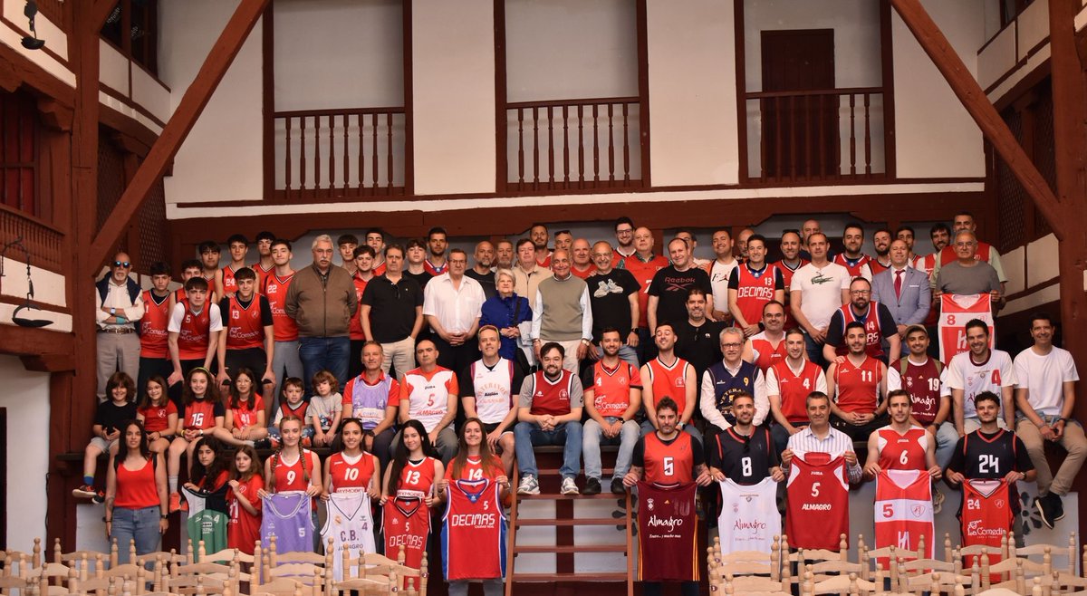 AlmagroAyto's tweet photo. El CB Almagro celebró su 40º aniversario con una jornada de reencuentros, emoción y baloncesto foto de familia en el Corral de Comedias con pasado, presente y futuro del club; partido de veteranos; paella, verbena y convivencia.
Un día para el recuerdo. https://t.co/kXStTGGtXa