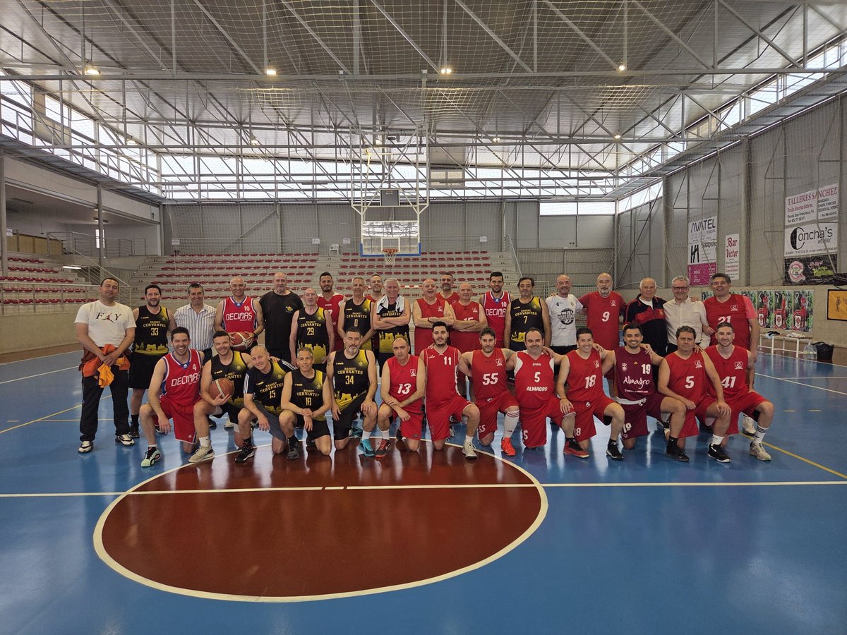AlmagroAyto's tweet photo. El CB Almagro celebró su 40º aniversario con una jornada de reencuentros, emoción y baloncesto foto de familia en el Corral de Comedias con pasado, presente y futuro del club; partido de veteranos; paella, verbena y convivencia.
Un día para el recuerdo. https://t.co/kXStTGGtXa