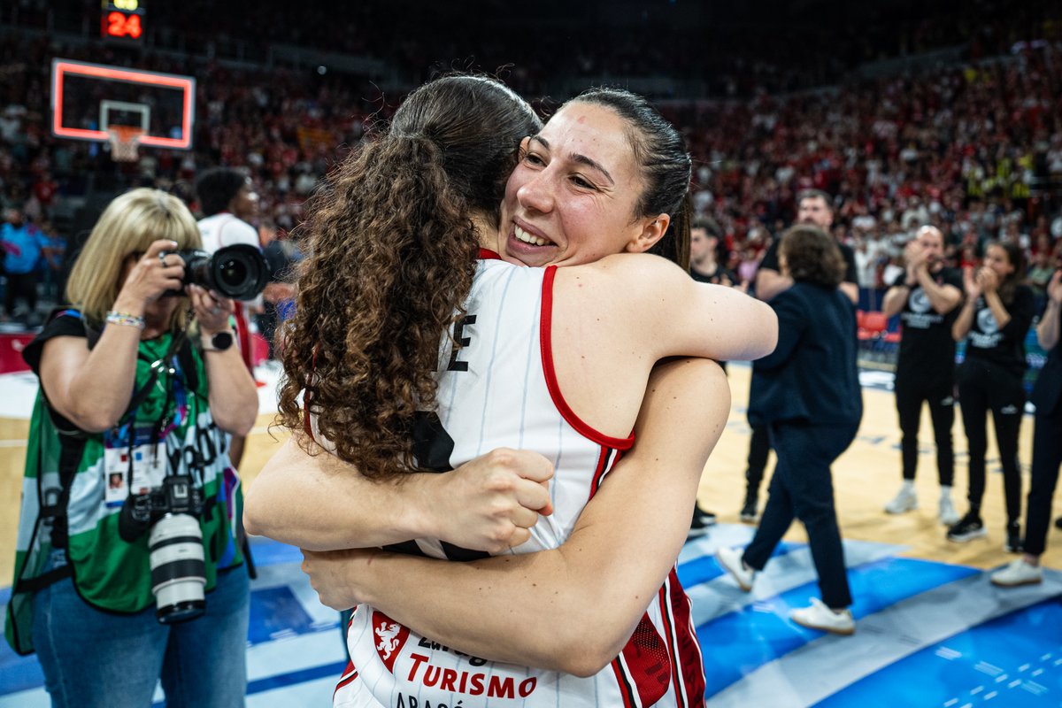EuroLeagueWomen's tweet photo. HISTORY-MAKERS 📚✍️

#EuroLeagueWomen x @casademontBZ https://t.co/mSjxE30wIn