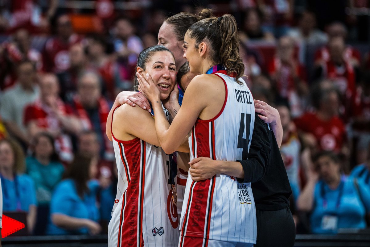 EuroLeagueWomen's tweet photo. HISTORY-MAKERS 📚✍️

#EuroLeagueWomen x @casademontBZ https://t.co/mSjxE30wIn