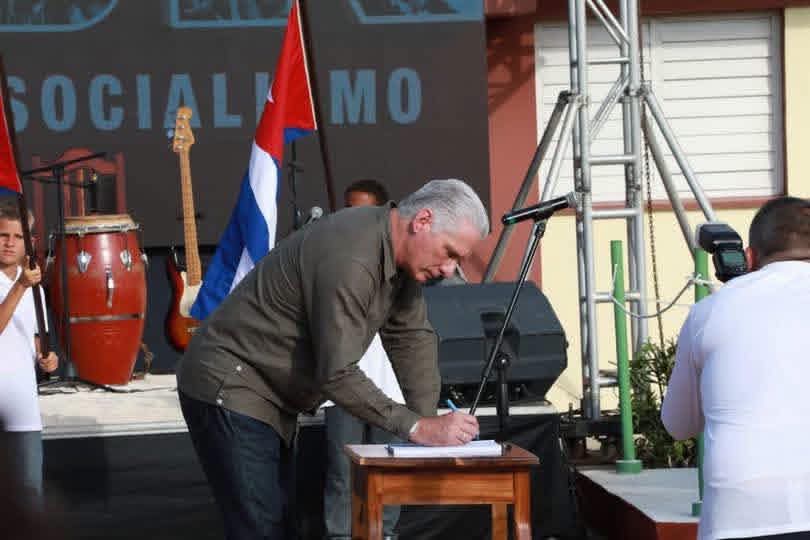 napol56258's tweet photo. En las arenas históricas de Playa Girón, el presidente Miguel Díaz-Canel abrió el movimiento “Mi firma por la Patria” tras el acto por el 65 aniversario de la gesta heroica.  
🛡️ Girón vuelve a ser testigo de la unidad inquebrantable de Cuba.
@TeresaBoue 
@yaniovaFMC1 https://t.co/9S2tbWXEux