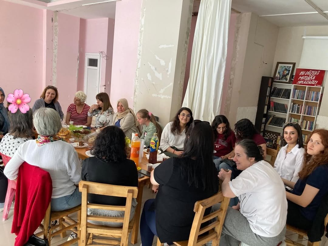 tkparsuz's tweet photo. 1 Mayıs yaklaşırken İskenderun ve Arsuz KDK olarak toplandık. İçinde bulunduğumuz sömürü düzeni, gericilik ve son zamanlarda yaşanan şiddet olayları üzerine sohbet ettiğimiz ve dayanışmayı büyüttüğümüz bir etkinlik gerçekleştirdik. ✊ #yalnızolma KDK’lı ol! https://t.co/sepTfmKEI4