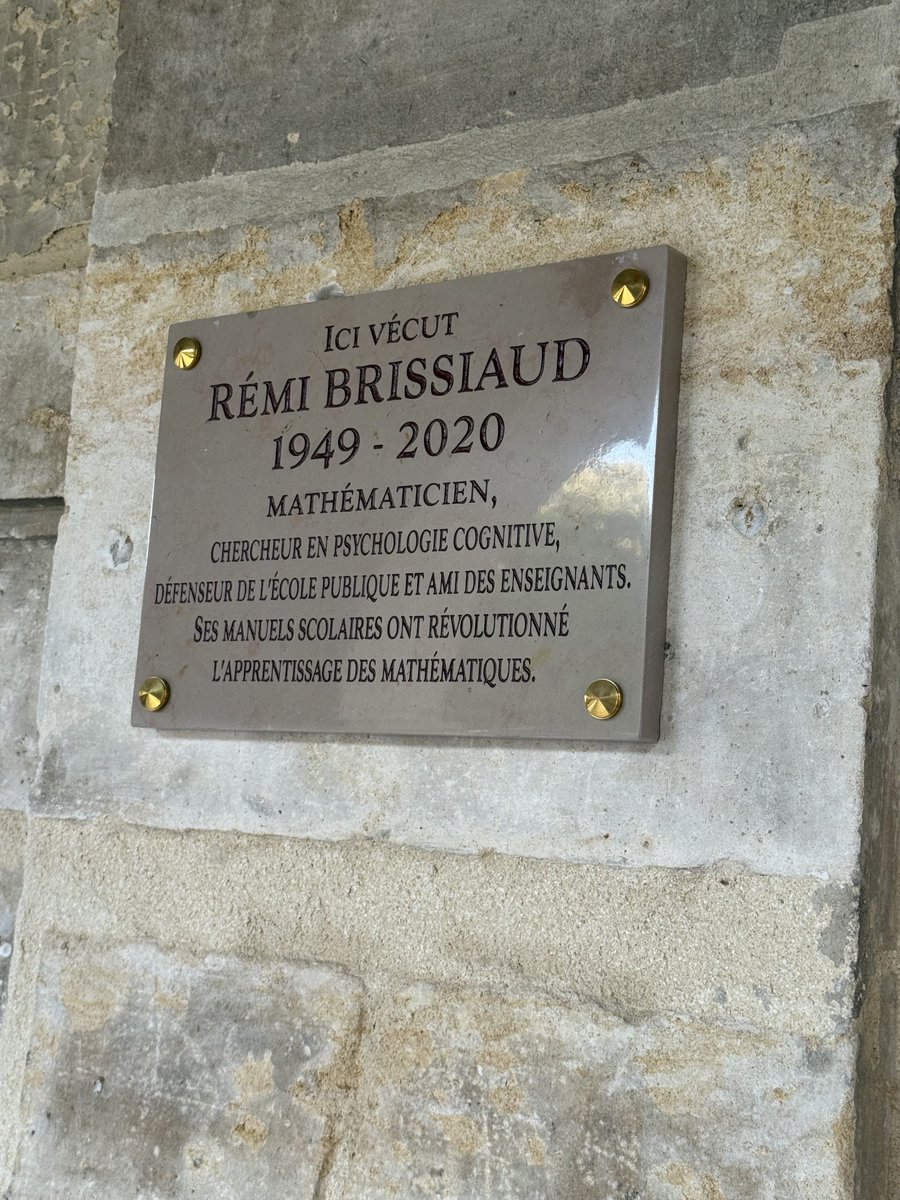 isafil's tweet image. Place des Vosges, #Paris 
Pensées à Rémi Brissiaud qui a tant œuvré pour les #maths et pour qui chaque élève devait être accueilli dans singularité propre ❤️