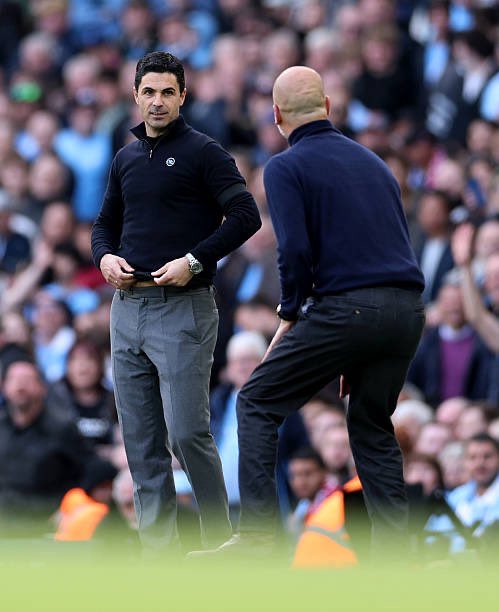 Arteta, você vai perder outra Premier League que tava na sua mão.

Frouxo! Frouxo!

O papai Guardiola brinca com você. 

📸 Reprodução