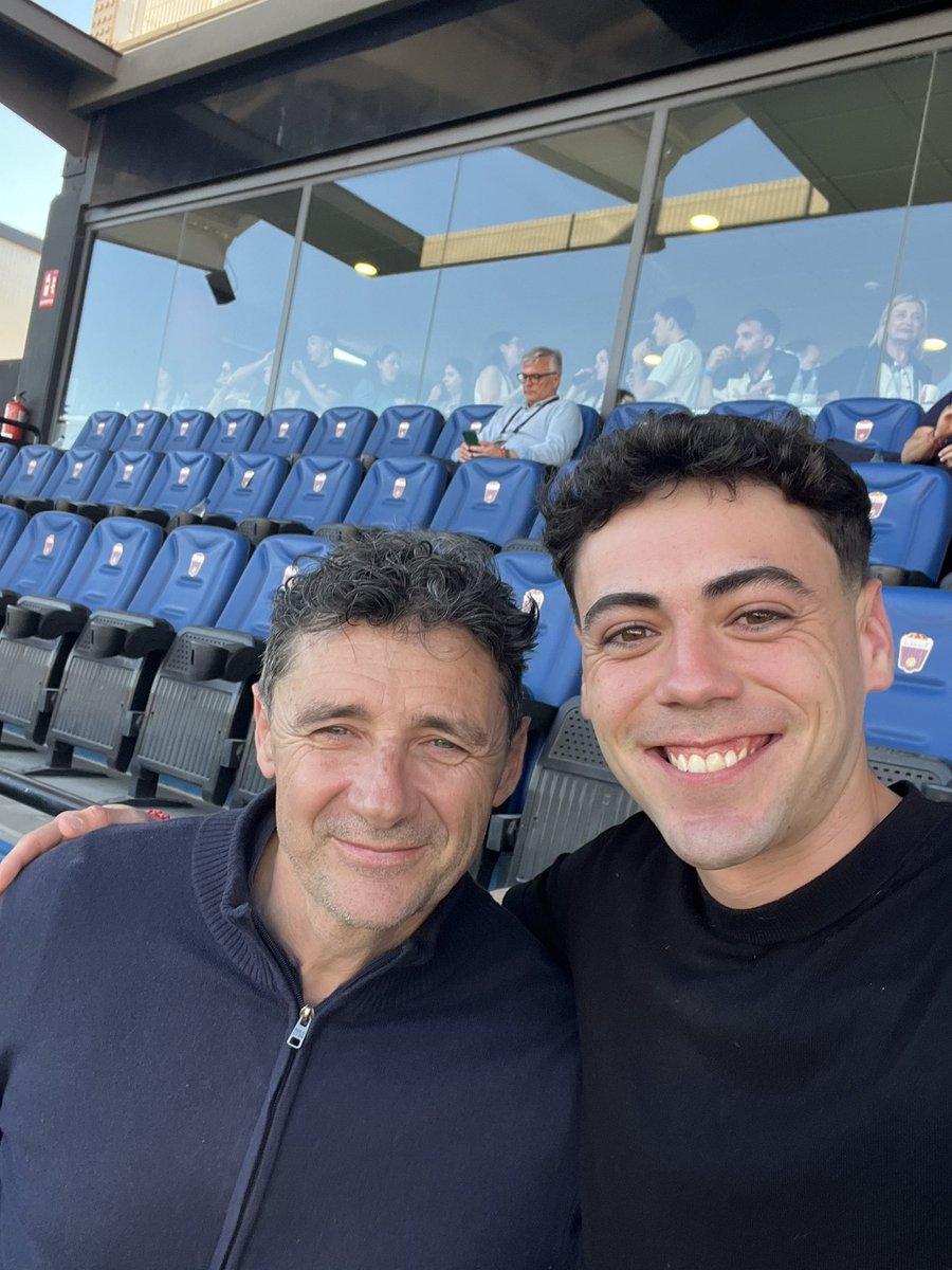 Salva_Casti's tweet image. 📸 Alberto García, invitado de honor al Palco del Nuevo Pepico Amat. 

Natural de Elda y máximo GOLEADOR histórico del Cartagena, también del Eldense.

🫂Reconoce tener el corazón dividido esta tarde. Leyenda.

#FCC⚫️⚪️ | #EldenseCartagena