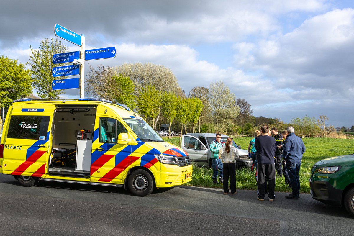 jerfi_pompier's tweet photo. Een busje heeft zondagmiddag voor veel schade gezorgd op de Kuinder in #Oudeschoot, een dorpje naast #Heerenveen. 

De automobilist verloor de macht over het stuur en reed meerdere verkeersborden uit de grond en belandde in een naastgelegen weiland, de bestuurder bleef ongedeerd https://t.co/lu3NqOLB2i