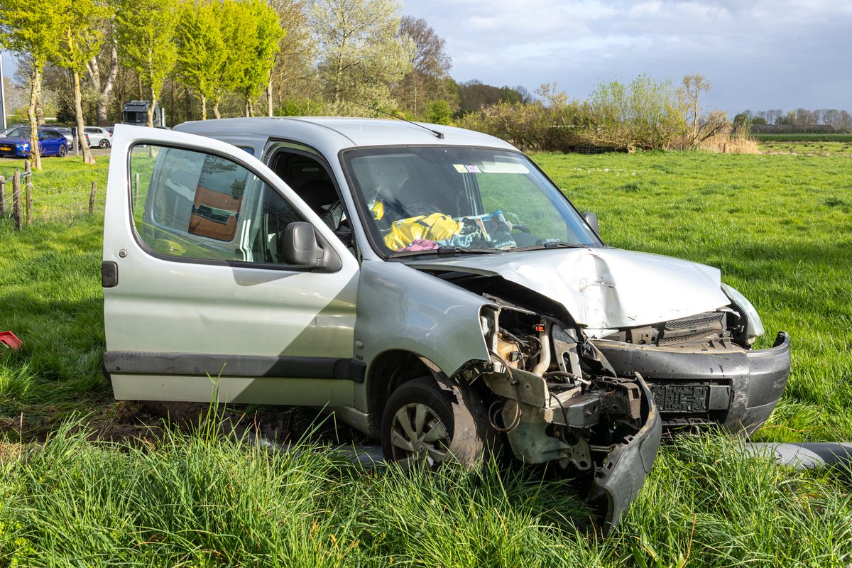jerfi_pompier's tweet photo. Een busje heeft zondagmiddag voor veel schade gezorgd op de Kuinder in #Oudeschoot, een dorpje naast #Heerenveen. 

De automobilist verloor de macht over het stuur en reed meerdere verkeersborden uit de grond en belandde in een naastgelegen weiland, de bestuurder bleef ongedeerd https://t.co/lu3NqOLB2i