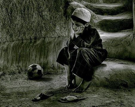 " إلى ذلك الحزين :
أنا أعتذر لك نيابة عن ذاك التافه الذي كدر خاطرك، وكان سبباً في زوال ابتسامتك !
لا شيء يستحق !  هيا ابتسم "