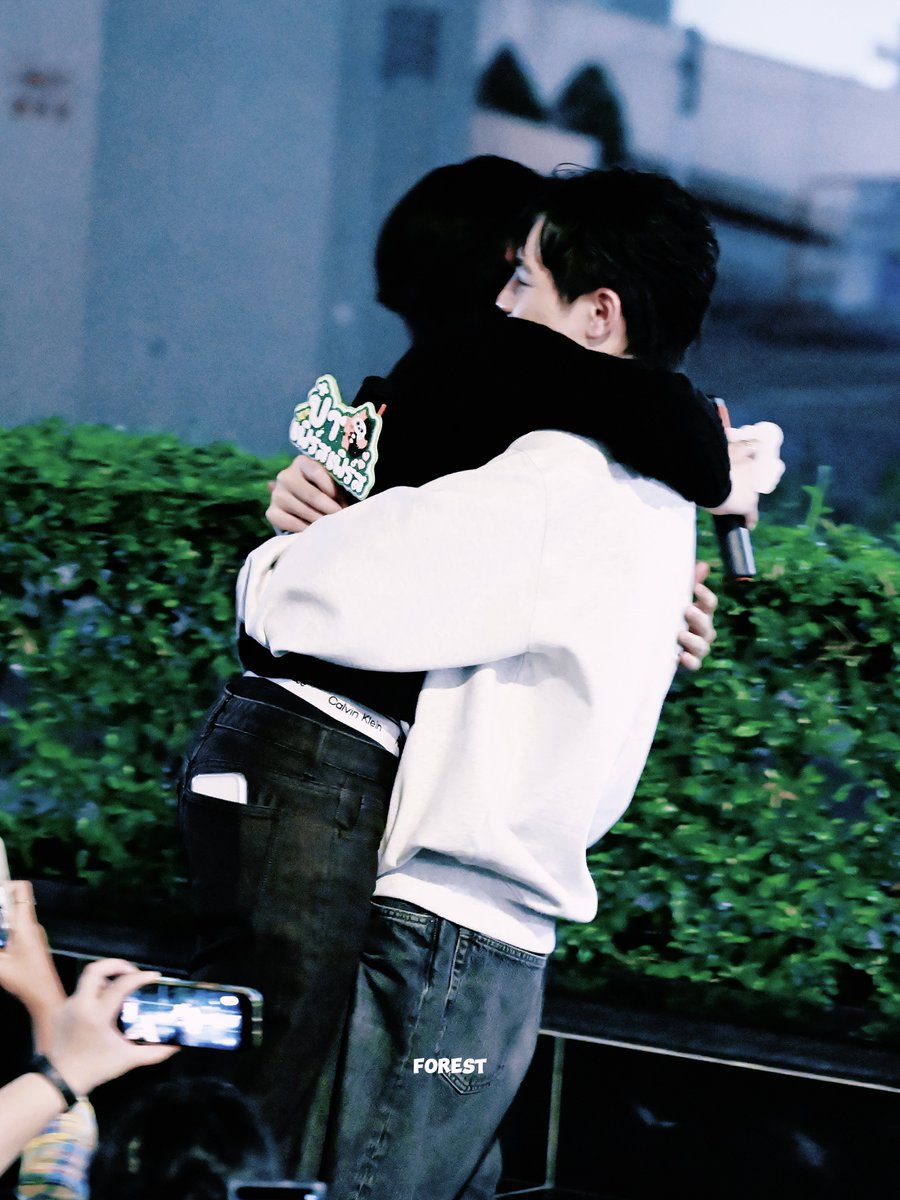 First: “I’m proud of our size difference”
“I like it when Khaotung calls me phi”
“Call me daddy”
“I love my uke/bottom”

Khaotung: “I love my seme/top too”
“You’re such a daddy”
“He’s big and huggable”
“First’s punch hurts”

Good for you 😞🫠 #FirstKhaotung