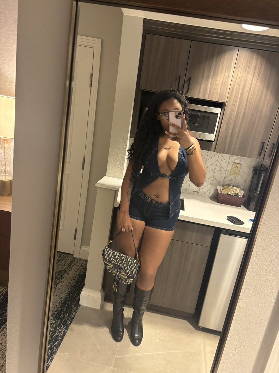 A’janaee⋆｡𝜗𝜚: findom tweet media
