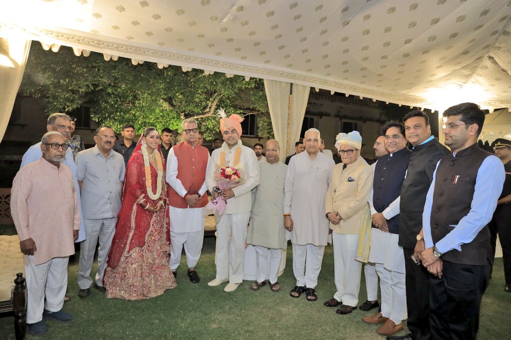 SureshRawatIN's tweet image. आज सवाई मानसिंह आयुर्विज्ञान महाविद्यालय, जयपुर के प्राचार्य डॉ दीपक माहेश्वरी जी के सुपुत्र के जय महल पैलेस, जयपुर में आयोजित वैवाहिक समारोह में सहभागिता कर हार्दिक बधाई और शुभकामनाएं दी।

#SSR #Jaipur