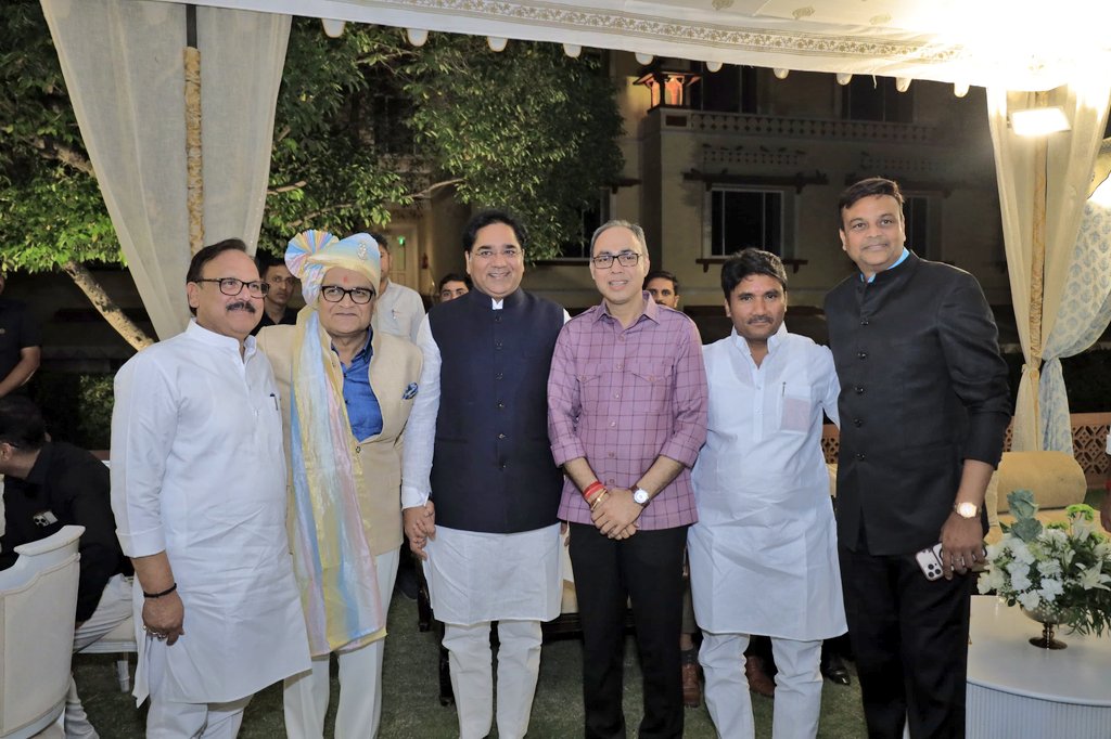 SureshRawatIN's tweet image. आज सवाई मानसिंह आयुर्विज्ञान महाविद्यालय, जयपुर के प्राचार्य डॉ दीपक माहेश्वरी जी के सुपुत्र के जय महल पैलेस, जयपुर में आयोजित वैवाहिक समारोह में सहभागिता कर हार्दिक बधाई और शुभकामनाएं दी।

#SSR #Jaipur