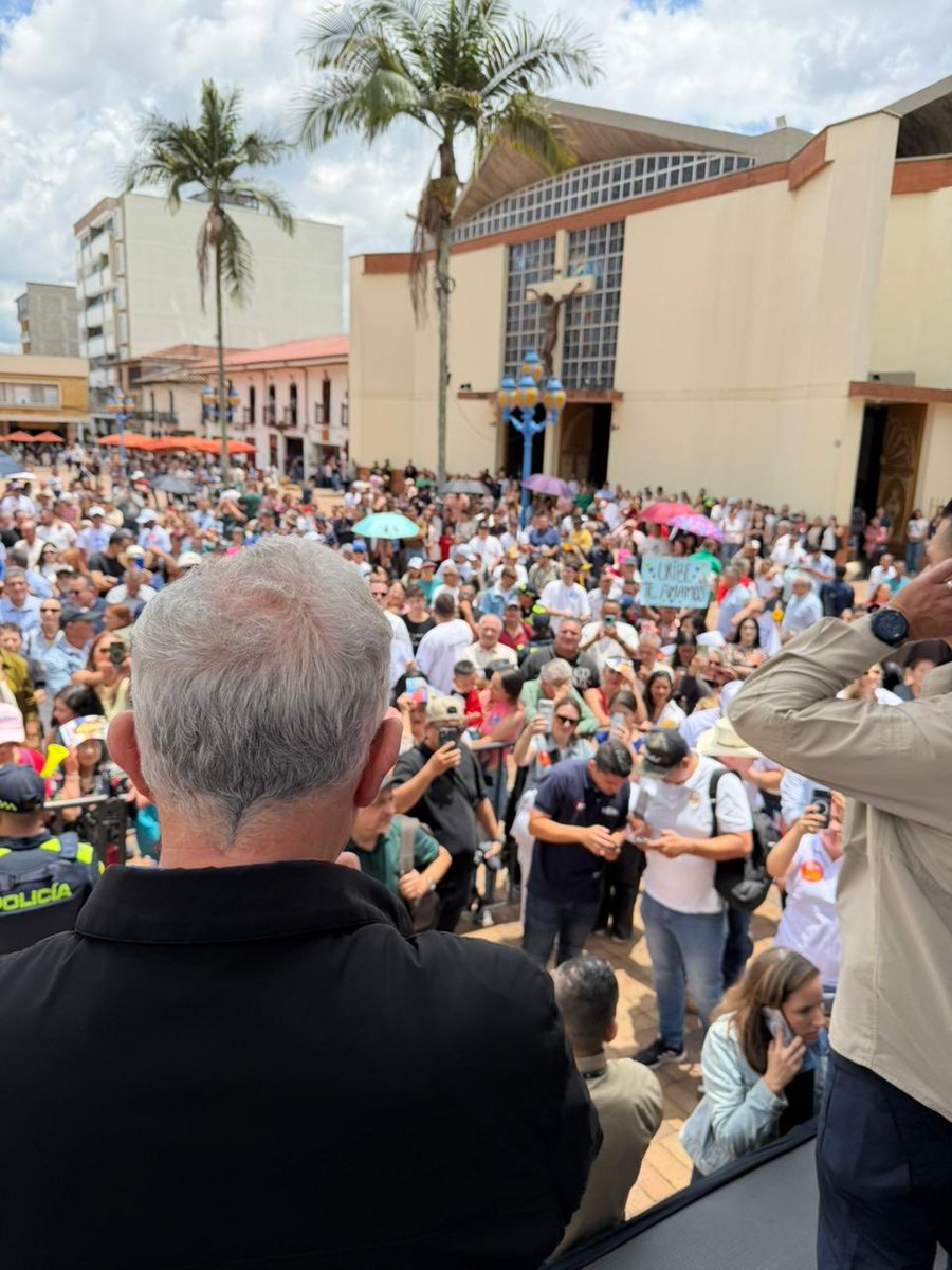 Álvaro Uribe Vélez tweet media