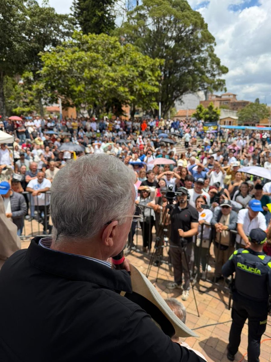 Álvaro Uribe Vélez tweet media