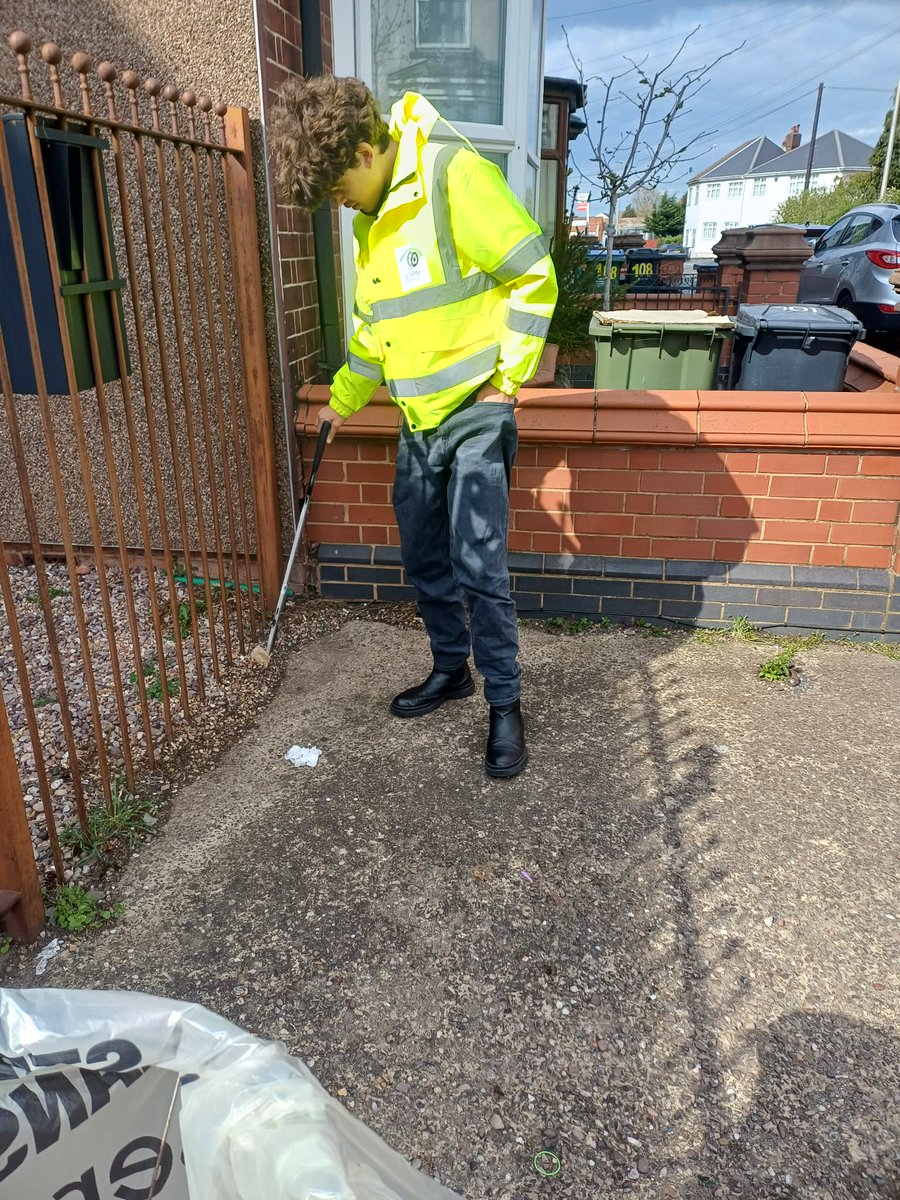 Litterwatch1's tweet photo. Henry was out hard at work on his adopted street in his volunteer gear. He didn't stop until he filled a whole bag of litter! We’re so proud of Henry and all our amazing volunteers. Thanks for keeping our streets clean! 
#RoodEnd #Oldbury #Volunteer #sandwell #litterpicking https://t.co/XDOR8OdOz9