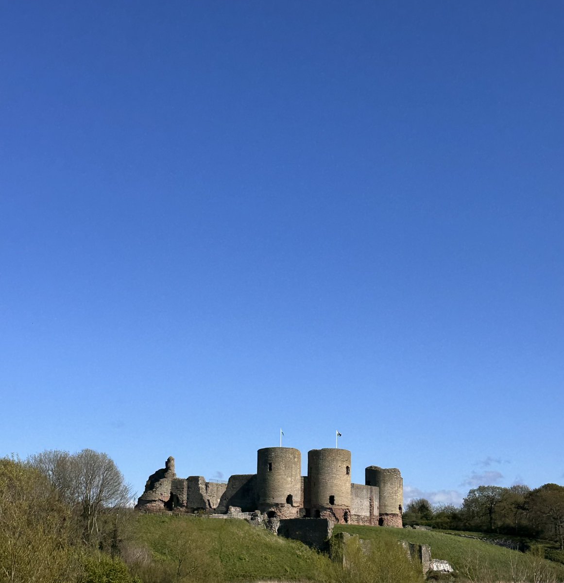 1976_Jessy's tweet image. This colour sky is when you see me at my happiest!! 
#NorthWales #Castle