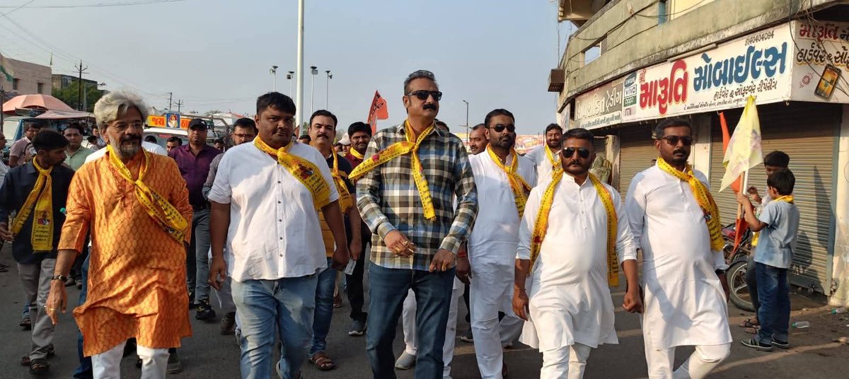 Ambarish_Der's tweet photo. भगवान श्री परशुराम जी के प्रकटोत्सव के पावन अवसर पर राजुला शहर में समस्त ब्रह्म समाज द्वारा आयोजित शोभायात्रा में उपस्थित रहने का अवसर प्राप्त हुआ।

आप सभी को परशुराम जयंती की हार्दिक शुभकामनाएं। https://t.co/FBLMoo6QXQ