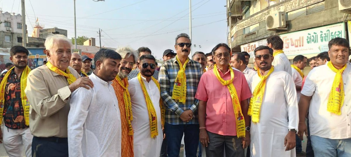 Ambarish_Der's tweet photo. भगवान श्री परशुराम जी के प्रकटोत्सव के पावन अवसर पर राजुला शहर में समस्त ब्रह्म समाज द्वारा आयोजित शोभायात्रा में उपस्थित रहने का अवसर प्राप्त हुआ।

आप सभी को परशुराम जयंती की हार्दिक शुभकामनाएं। https://t.co/FBLMoo6QXQ