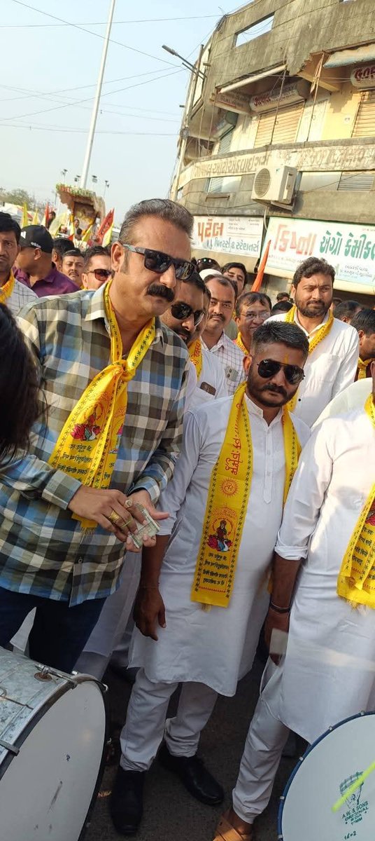 Ambarish_Der's tweet photo. भगवान श्री परशुराम जी के प्रकटोत्सव के पावन अवसर पर राजुला शहर में समस्त ब्रह्म समाज द्वारा आयोजित शोभायात्रा में उपस्थित रहने का अवसर प्राप्त हुआ।

आप सभी को परशुराम जयंती की हार्दिक शुभकामनाएं। https://t.co/FBLMoo6QXQ