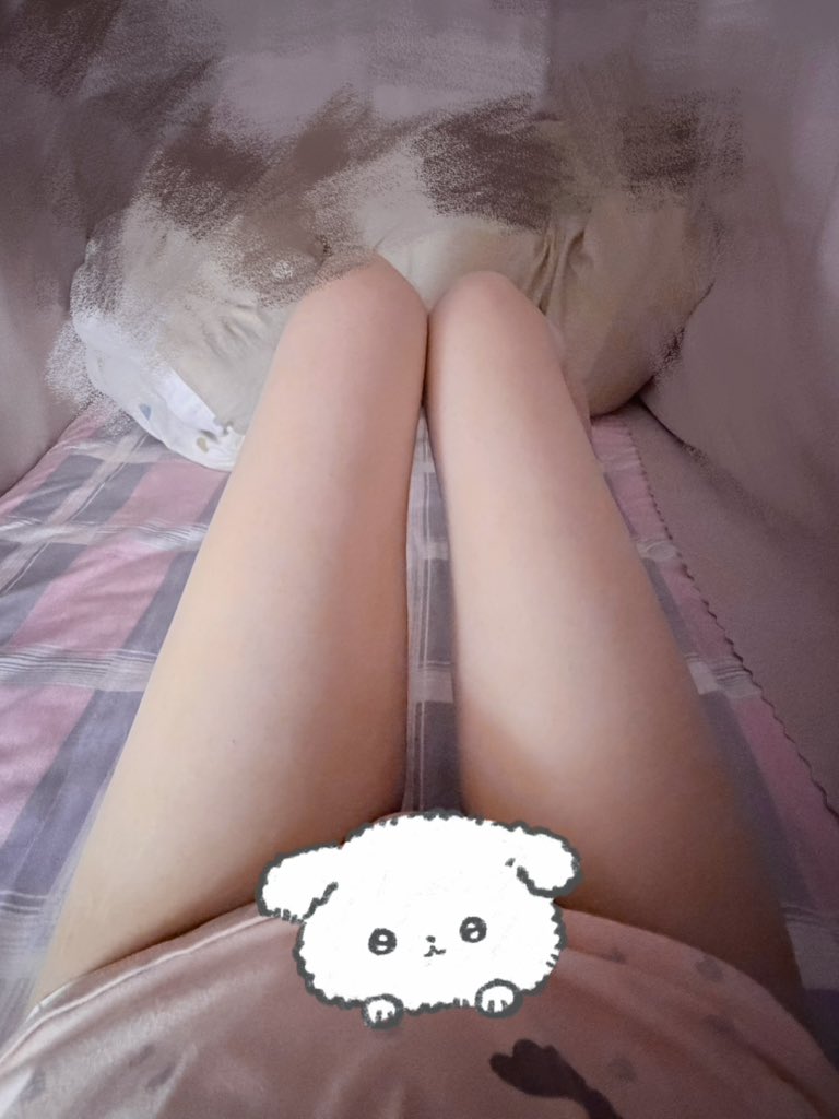 Yangnuuu's tweet photo. 好累好疲惫，男人去上班了没空理我我好崩溃，虽然知道不能恋爱脑生活里不可以全部都是男人，可是男人不秒回消息了我真的好不习惯，做别的事情也没有心情提不起兴趣 https://t.co/qJHuHeaL1J