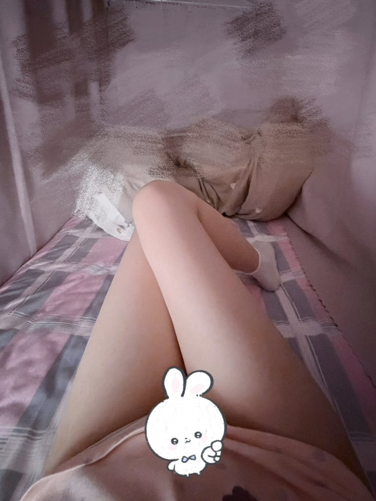 Yangnuuu's tweet photo. 好累好疲惫，男人去上班了没空理我我好崩溃，虽然知道不能恋爱脑生活里不可以全部都是男人，可是男人不秒回消息了我真的好不习惯，做别的事情也没有心情提不起兴趣 https://t.co/qJHuHeaL1J