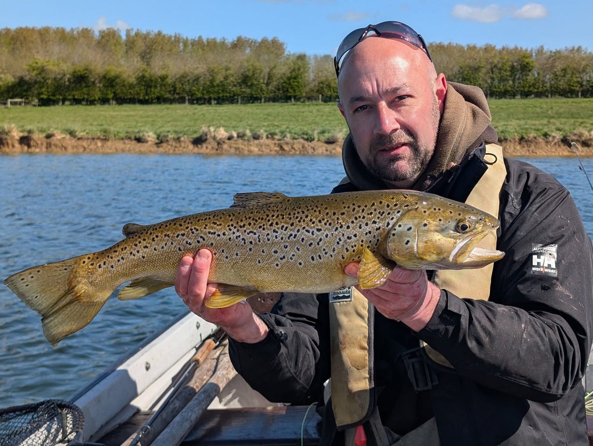 andyflyfisher's tweet image. Another wonderful flyfishing outing on the mighty Rutland water and again it certainly didn't disappoint! 
A beautiful Brown trout for John Miller.

📸 Andy Miller 
#flyfishing