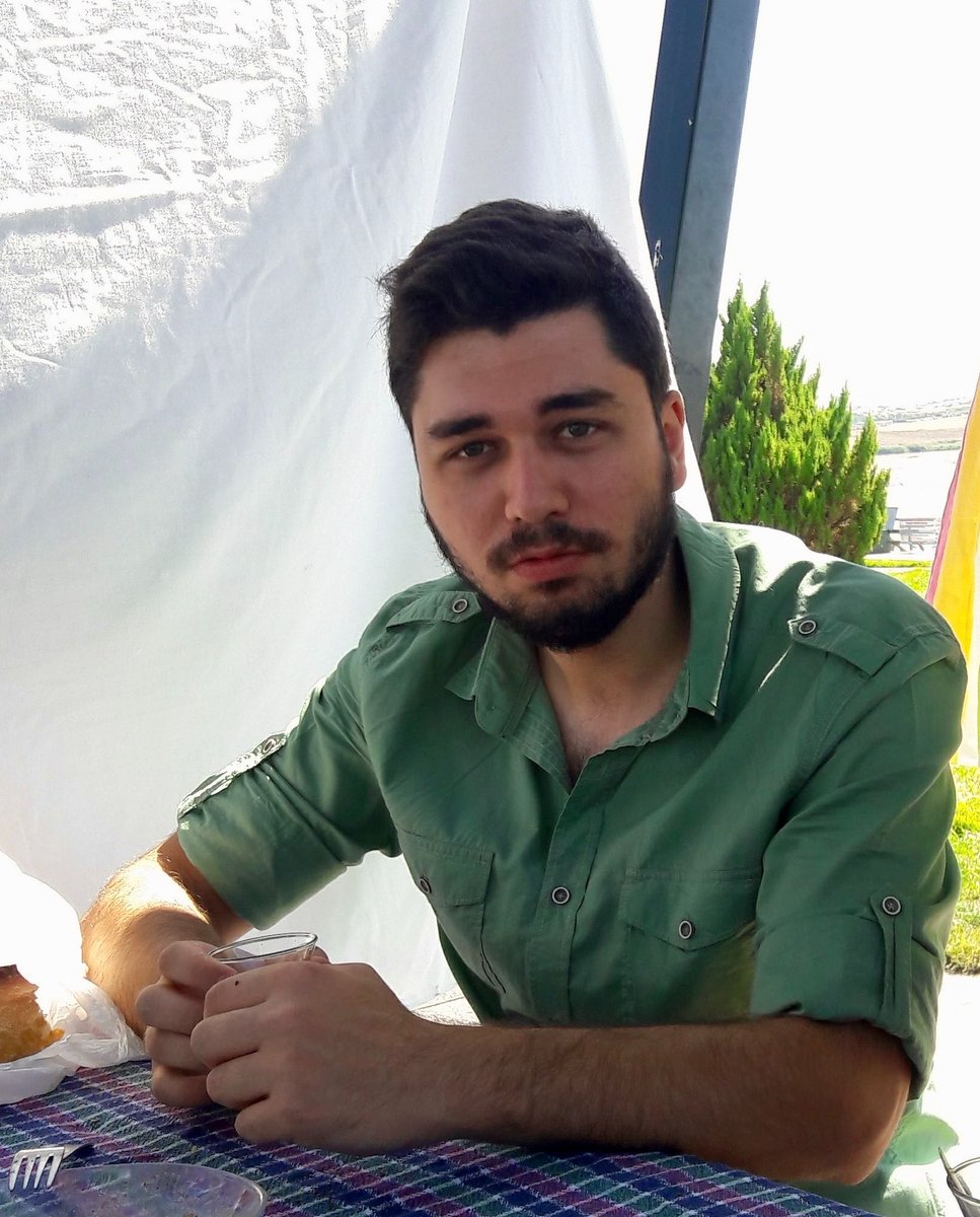 Fotoğrafta gördüğünüz kişi abim Samet Özgül. 

Gazi Üniversitesi öğrencisi ve motokurye olarak çalışan abim Samet, Ankara’da trafikte uyardığı 3 kişi tarafından darp edilip canice boğazından bıçaklanarak katledildi. 

Sabıkalarında uyuşturucu dahil 20 ayrı suç olan 2 kişi bu
