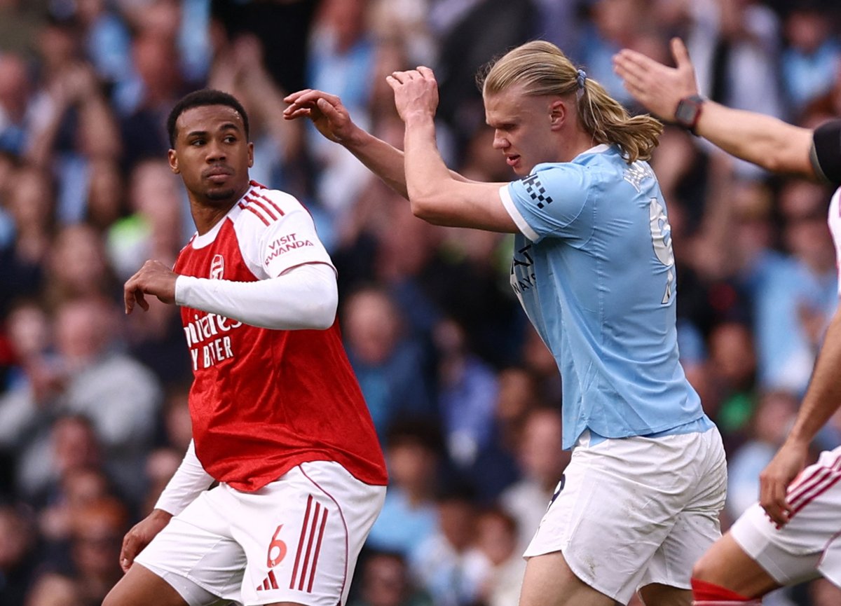 ADSportwereld's tweet photo. Gaat het wéér mis voor Arsenal? Manchester City verslaat koploper en komt in verliespunten gelijk https://t.co/QiwhkRtPh9 https://t.co/ADz07l3ECn