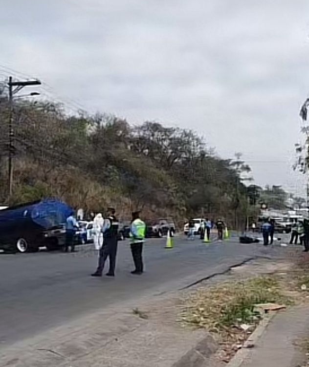 gonzalez995a's tweet photo. Lo de hoy en la Salida del Sur es consecuencia de la falta de señalización, la falta de cumplir con la ley, la imprudencia, las construcciones a la orilla de la calle...
@COHEPHonduras @dnvt_honduras @SITHonduras @HCHTelevDigital @FrenteaFrenteHN @TraficoSurTegus @TRAFICOENTEGUS https://t.co/q17xXwEQCF