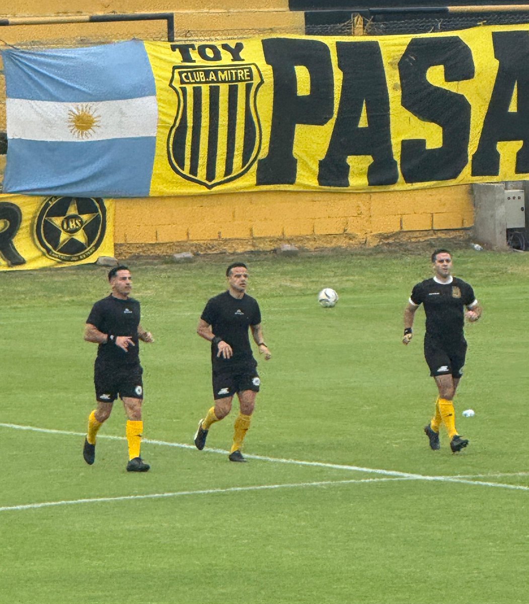 ElShowdeFerro's tweet image. 《#Mitre vs #Ferro》

El árbitro será Fabrizio Llobet, los asistentes Emanuel Serale y Danilo Viola, y el 4° Facundo Rojo Casal.

A las 15hs #JuegaFerro