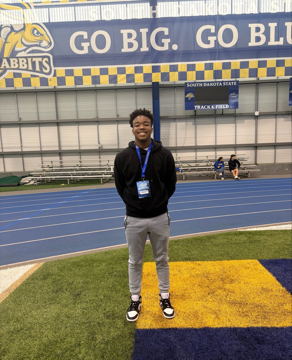 Darieonsmith42's tweet photo. Thanks Coach @Coach_Benedetto and @GoJacksFB for the invite to the spring game! The energy was definitely electric! Great speaking with @CoachBooDOG! #JacksFootball @CoachDtjackson #SFCDBU #CantWait4Fall https://t.co/jJ5sJKyr0o