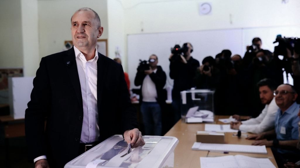 ultimora_pol's tweet image. 🇧🇬 Elezioni #Bulgaria – Exit poll: in testa "Bulgaria Progressista" con il 37-39% dei voti. L'ex presidente Rumen #Raden guida una coalizione di centrosinistra con tendenze conservatrici, euroscettiche e populiste. Crolla #GERB, partito europeista e di centrodestra.