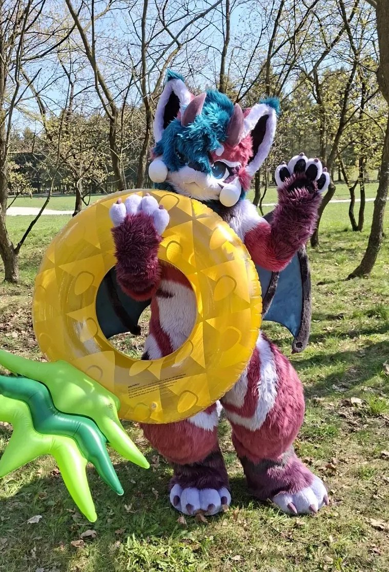 Zmijka207's tweet photo. First time fursuiting at PFW (Poznański Fursuitwalk) >< https://t.co/gMb2OQwnYx