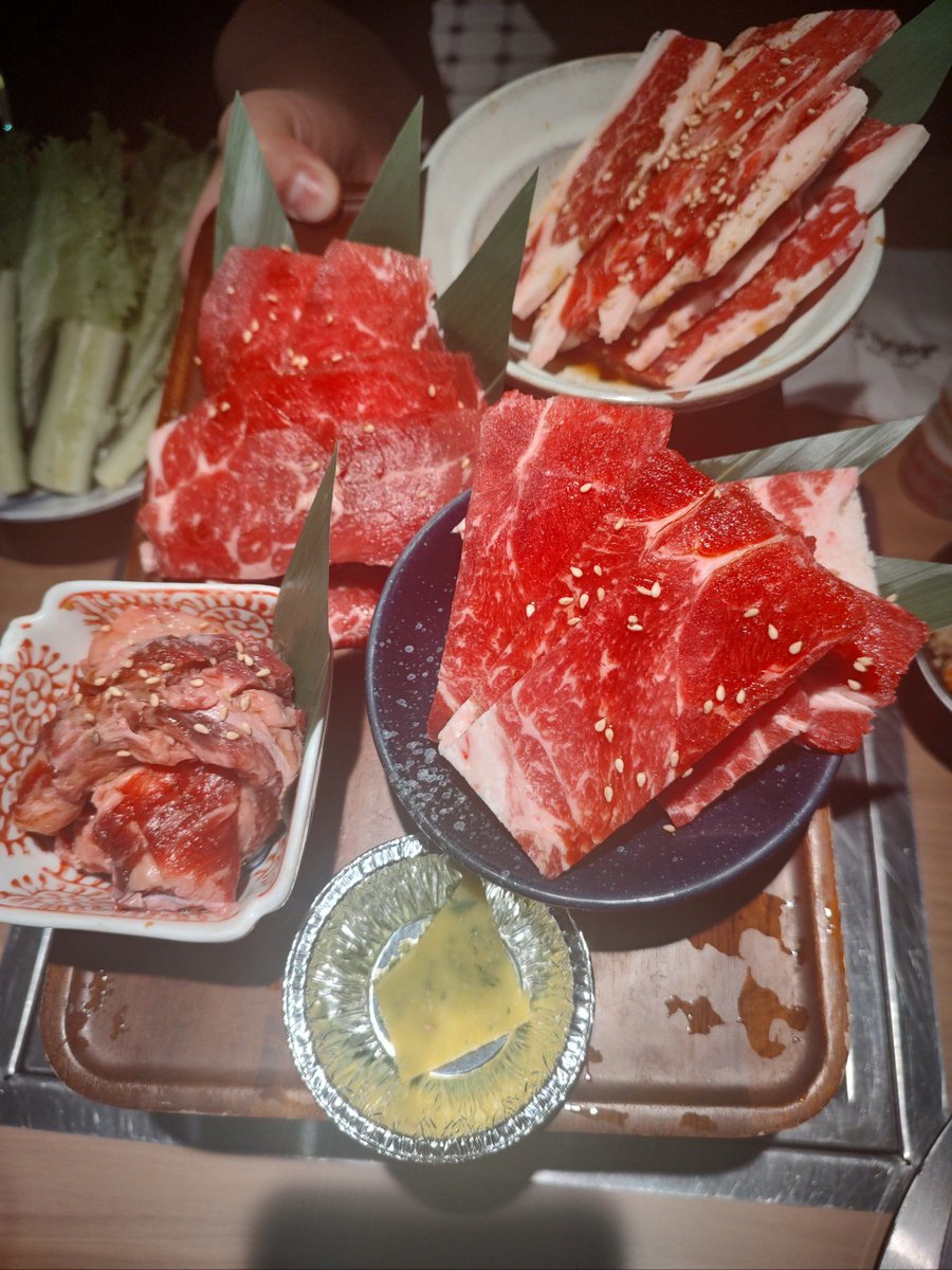 zilcyb's tweet image. Swap fried for grilled!  Grilled chicken salad (mixed greens, cherry tomatoes, quinoa) + 1 small apple = 350kcal, high protein u0026 fiber. Eat light, stay full longer!  #FatLossMeals #HealthyEating