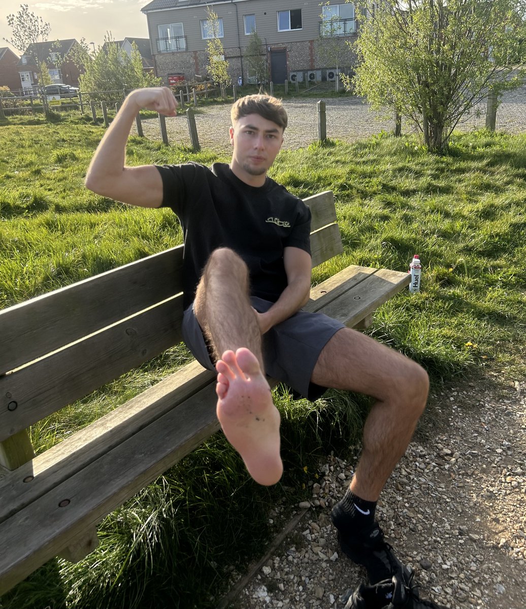 FindomAlphaAnon's tweet photo. Lick that lint off that sweaty sole, dispense that cash for me 🫵🏻 https://t.co/ZssAo3Cw66